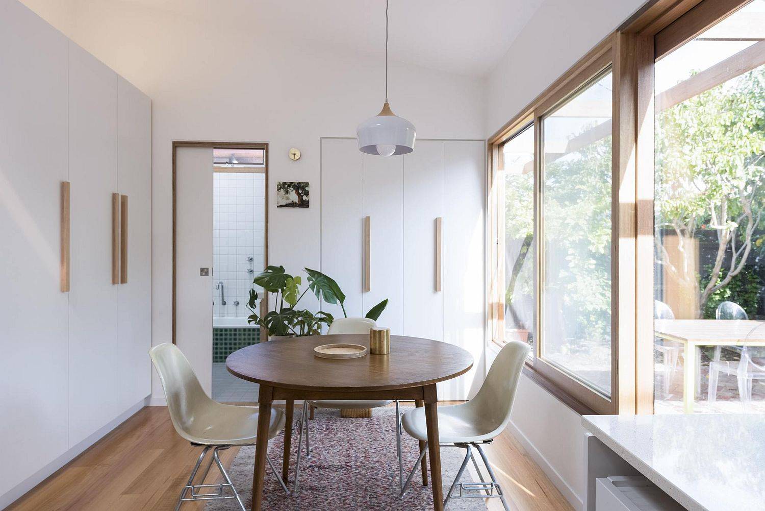 Mê đắm ngắm diện mạo mới toanh và ngập sáng của ngôi nhà cổ cải tạo theo phong cách Scandinavian