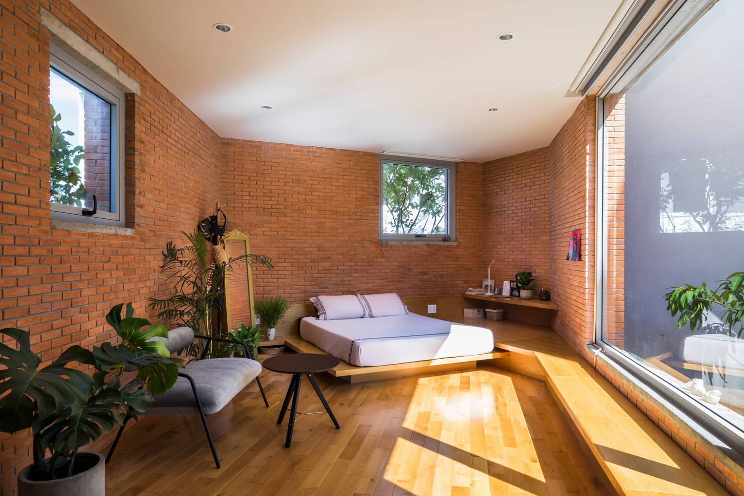 Giữa Sài Gòn có một căn nhà phố xanh mát từ trong ra ngoài mang tên hà house