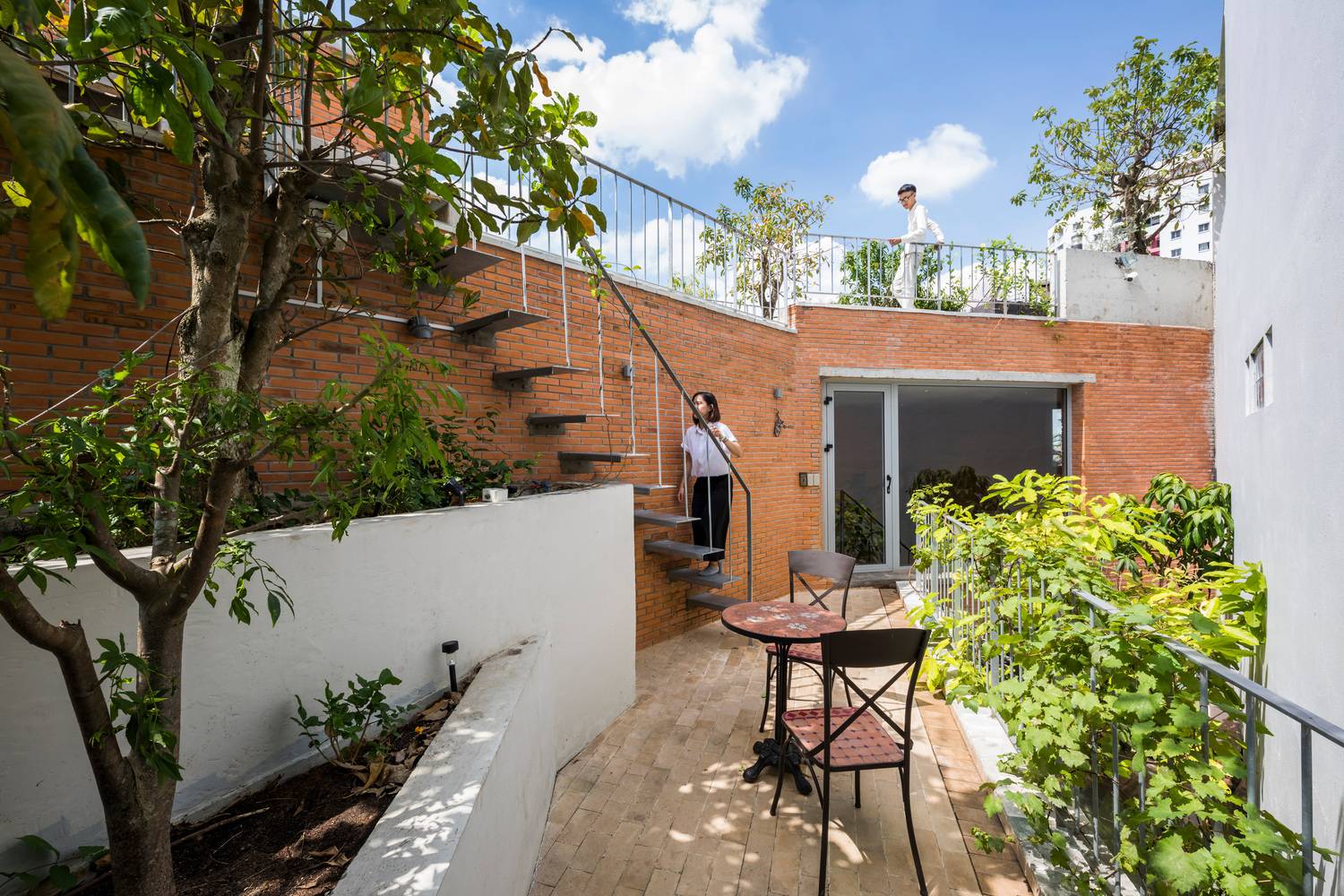 Giữa Sài Gòn có một căn nhà phố xanh mát từ trong ra ngoài mang tên hà house