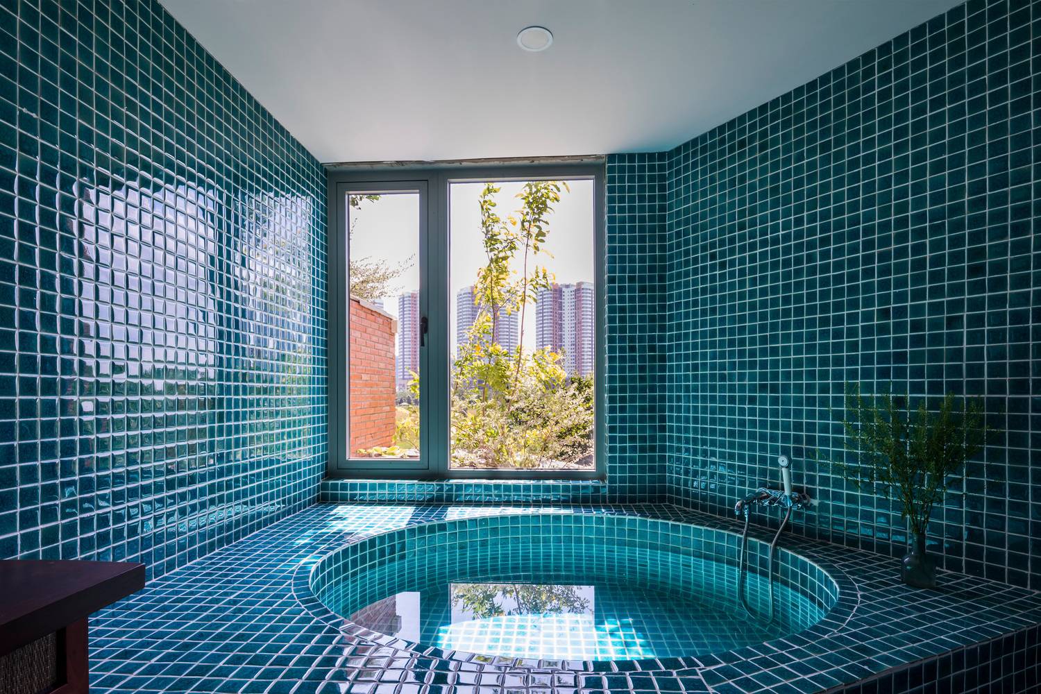 Giữa Sài Gòn có một căn nhà phố xanh mát từ trong ra ngoài mang tên hà house