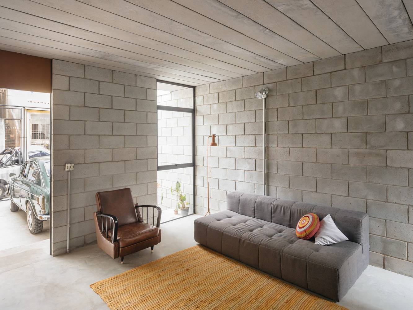 Before - After: Nhà cấp 4 xuống cấp nghiêm trọng bỗng hóa tổ ấm sáng bừng với khoảng vườn bên hông như vỗ về xúc cảm
