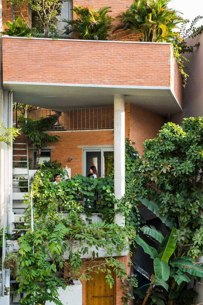 Giữa Sài Gòn có một căn nhà phố xanh mát từ trong ra ngoài mang tên hà house