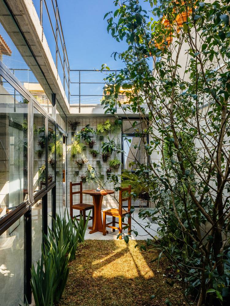 Before - After: Nhà cấp 4 xuống cấp nghiêm trọng bỗng hóa tổ ấm sáng bừng với khoảng vườn bên hông như vỗ về xúc cảm