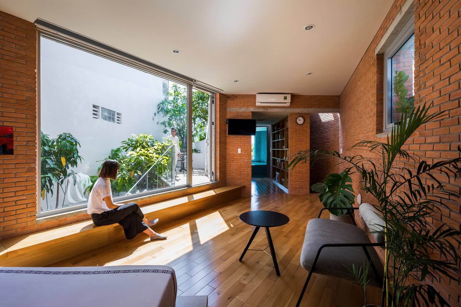 Giữa Sài Gòn có một căn nhà phố xanh mát từ trong ra ngoài mang tên hà house