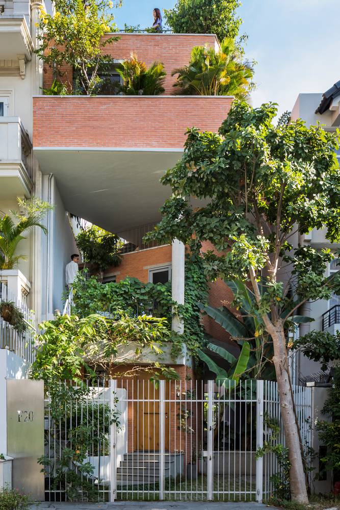 Giữa Sài Gòn có một căn nhà phố xanh mát từ trong ra ngoài mang tên hà house