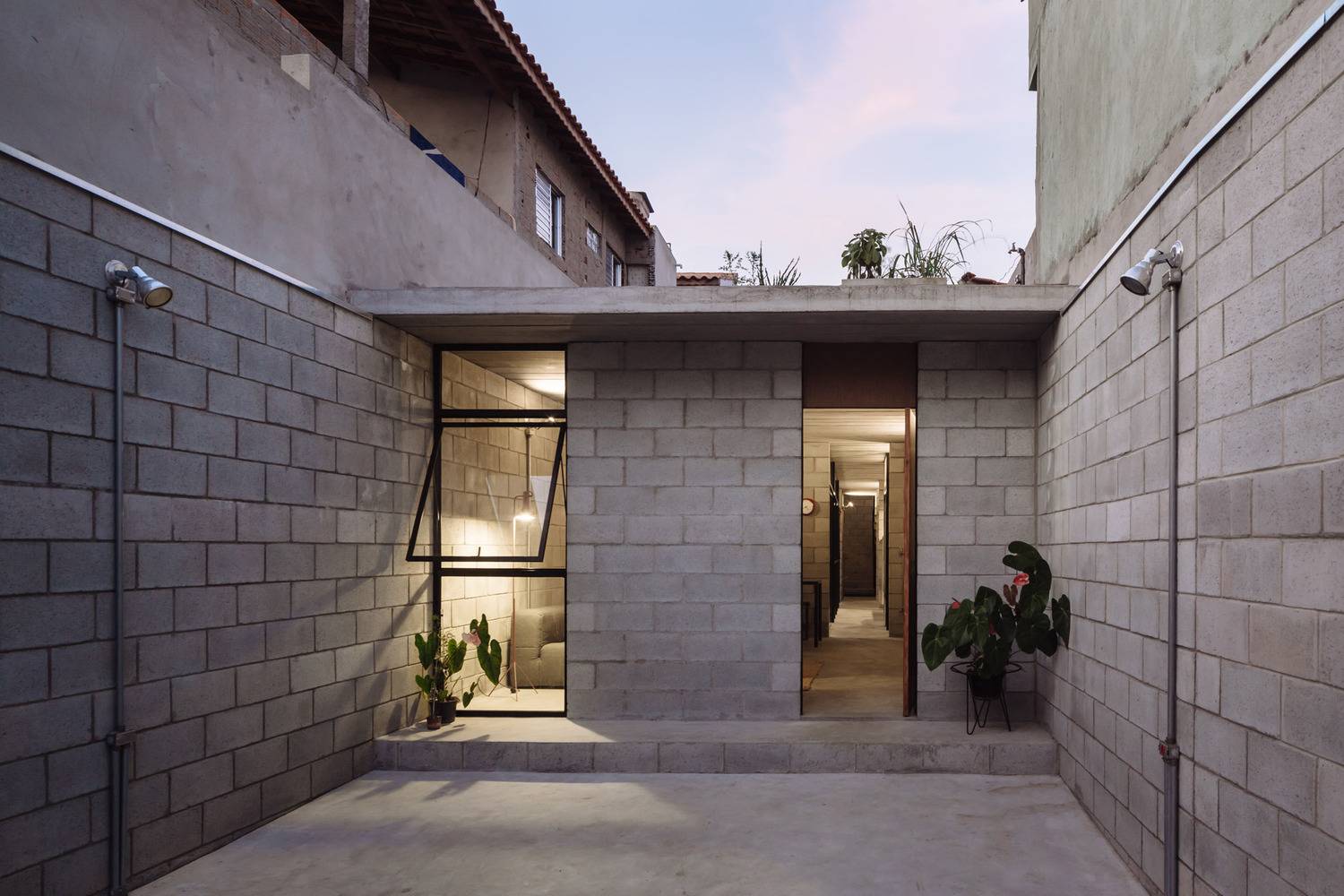 Before - After: Nhà cấp 4 xuống cấp nghiêm trọng bỗng hóa tổ ấm sáng bừng với khoảng vườn bên hông như vỗ về xúc cảm