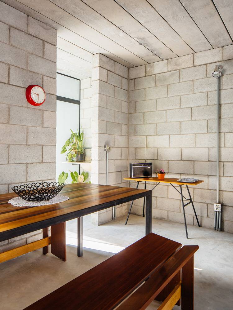 Before - After: Nhà cấp 4 xuống cấp nghiêm trọng bỗng hóa tổ ấm sáng bừng với khoảng vườn bên hông như vỗ về xúc cảm