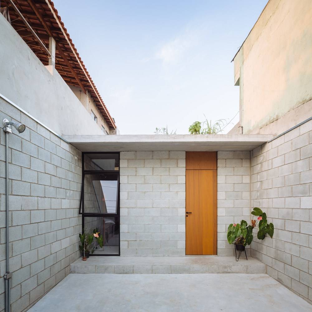 Before - After: Nhà cấp 4 xuống cấp nghiêm trọng bỗng hóa tổ ấm sáng bừng với khoảng vườn bên hông như vỗ về xúc cảm
