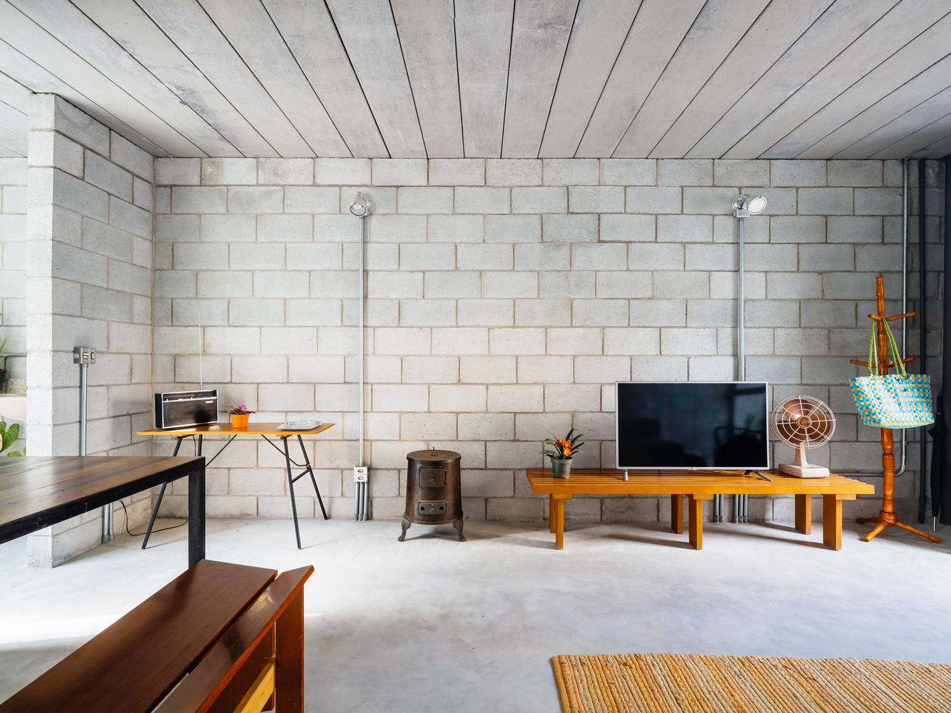 Before - After: Nhà cấp 4 xuống cấp nghiêm trọng bỗng hóa tổ ấm sáng bừng với khoảng vườn bên hông như vỗ về xúc cảm