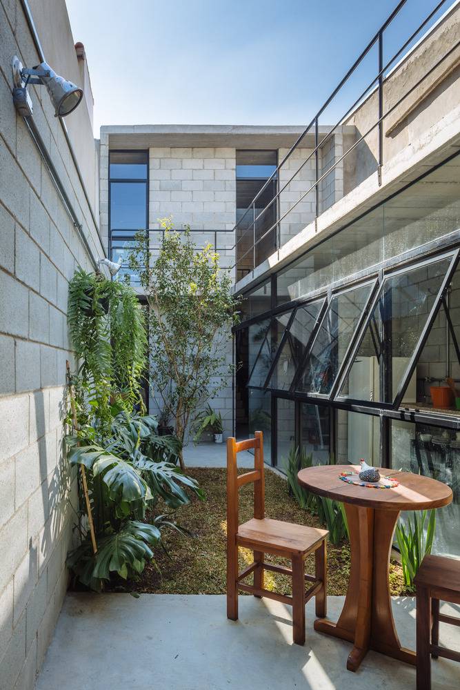 Before - After: Nhà cấp 4 xuống cấp nghiêm trọng bỗng hóa tổ ấm sáng bừng với khoảng vườn bên hông như vỗ về xúc cảm