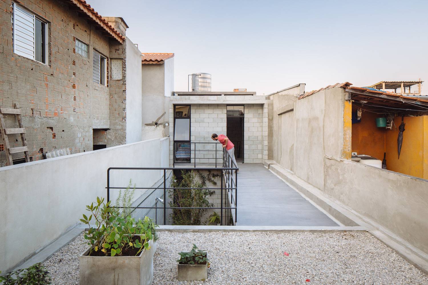 Before - After: Nhà cấp 4 xuống cấp nghiêm trọng bỗng hóa tổ ấm sáng bừng với khoảng vườn bên hông như vỗ về xúc cảm