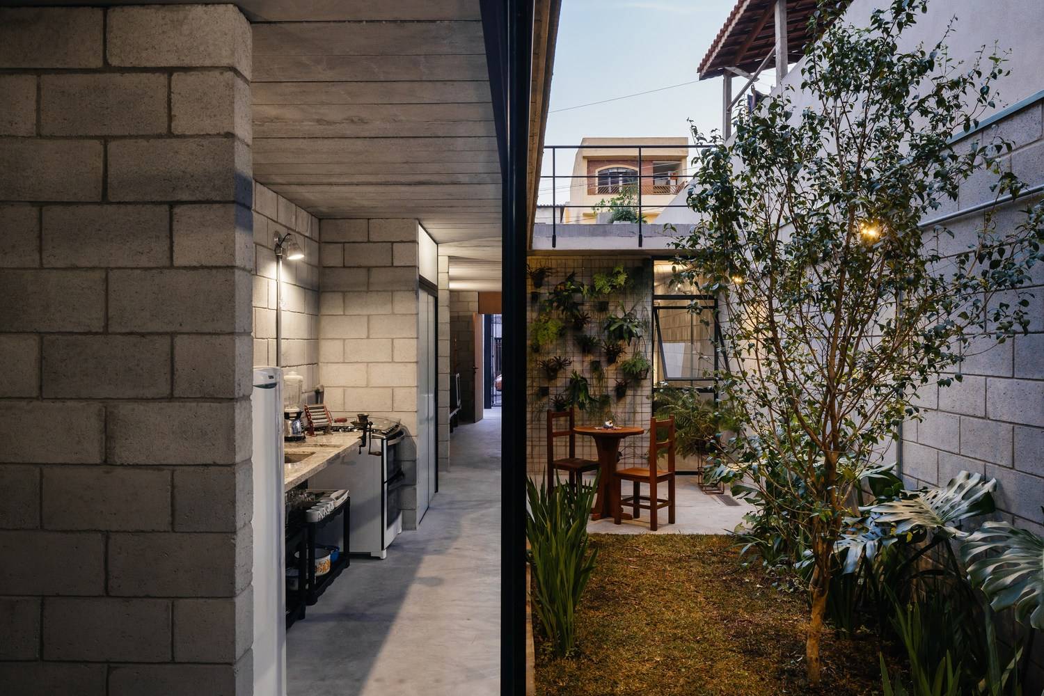 Before - After: Nhà cấp 4 xuống cấp nghiêm trọng bỗng hóa tổ ấm sáng bừng với khoảng vườn bên hông như vỗ về xúc cảm