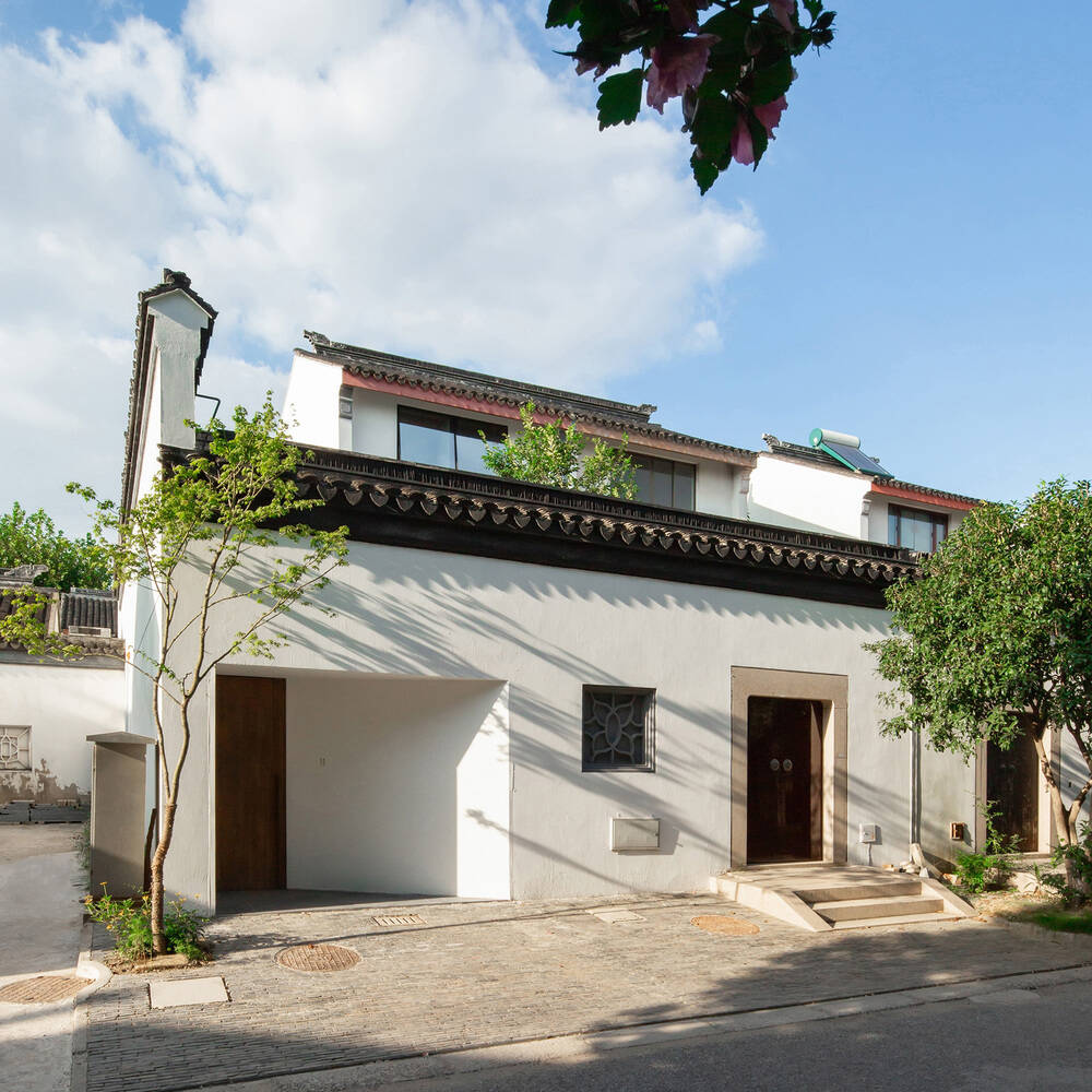 Ngôi nhà ba thế hệ sau khi cải tạo với thiết kế nhiều cửa sổ, vừa rộng rãi, vừa thoáng mát đến từng m&eacute;t vuông