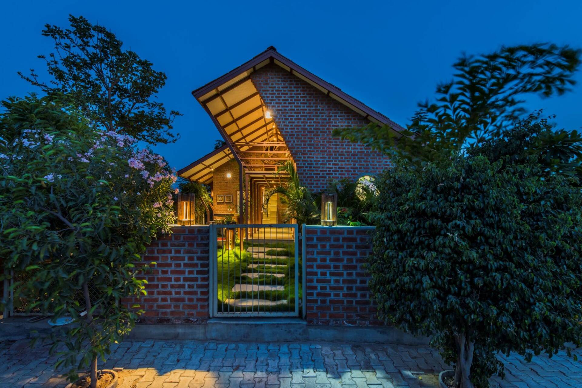 Palasvada Residence - Ngôi nhà gạch đỏ, mái vát, và những khoảng xanh tươi mát chan hòa với thiên nhiên