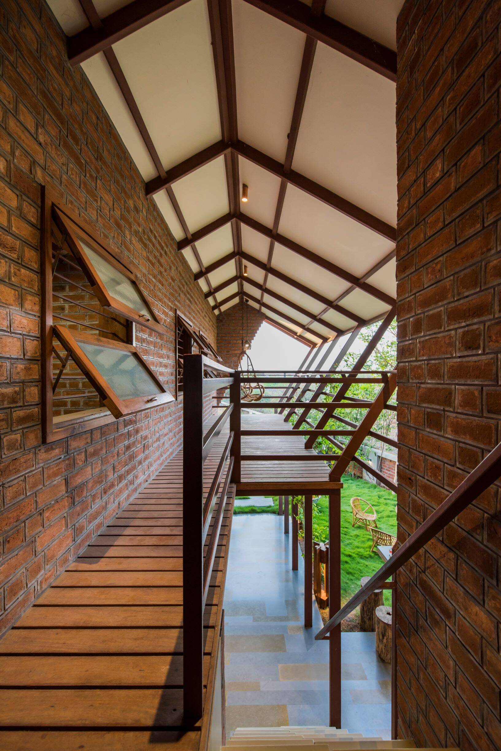 Palasvada Residence - Ngôi nhà gạch đỏ, mái vát, và những khoảng xanh tươi mát chan hòa với thiên nhiên