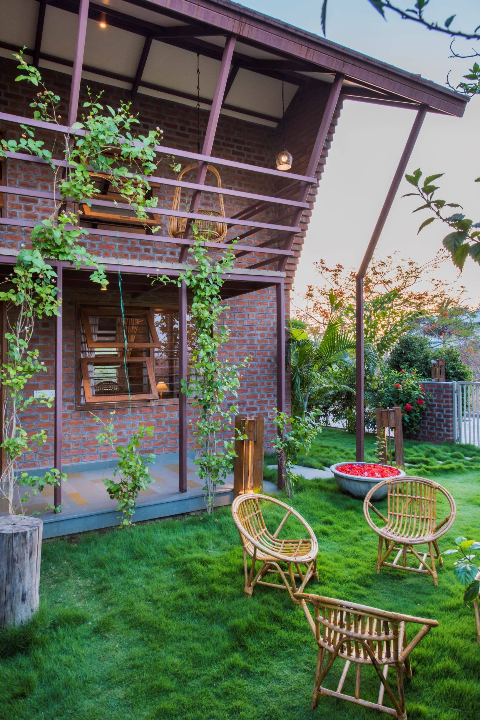 Palasvada Residence - Ngôi nhà gạch đỏ, mái vát, và những khoảng xanh tươi mát chan hòa với thiên nhiên