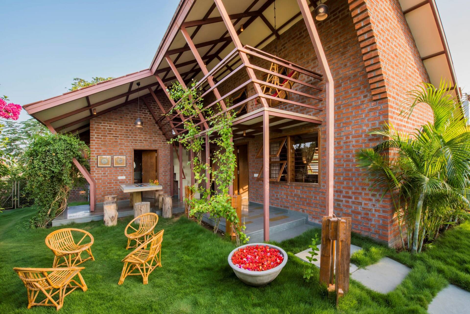 Palasvada Residence - Ngôi nhà gạch đỏ, mái vát, và những khoảng xanh tươi mát chan hòa với thiên nhiên