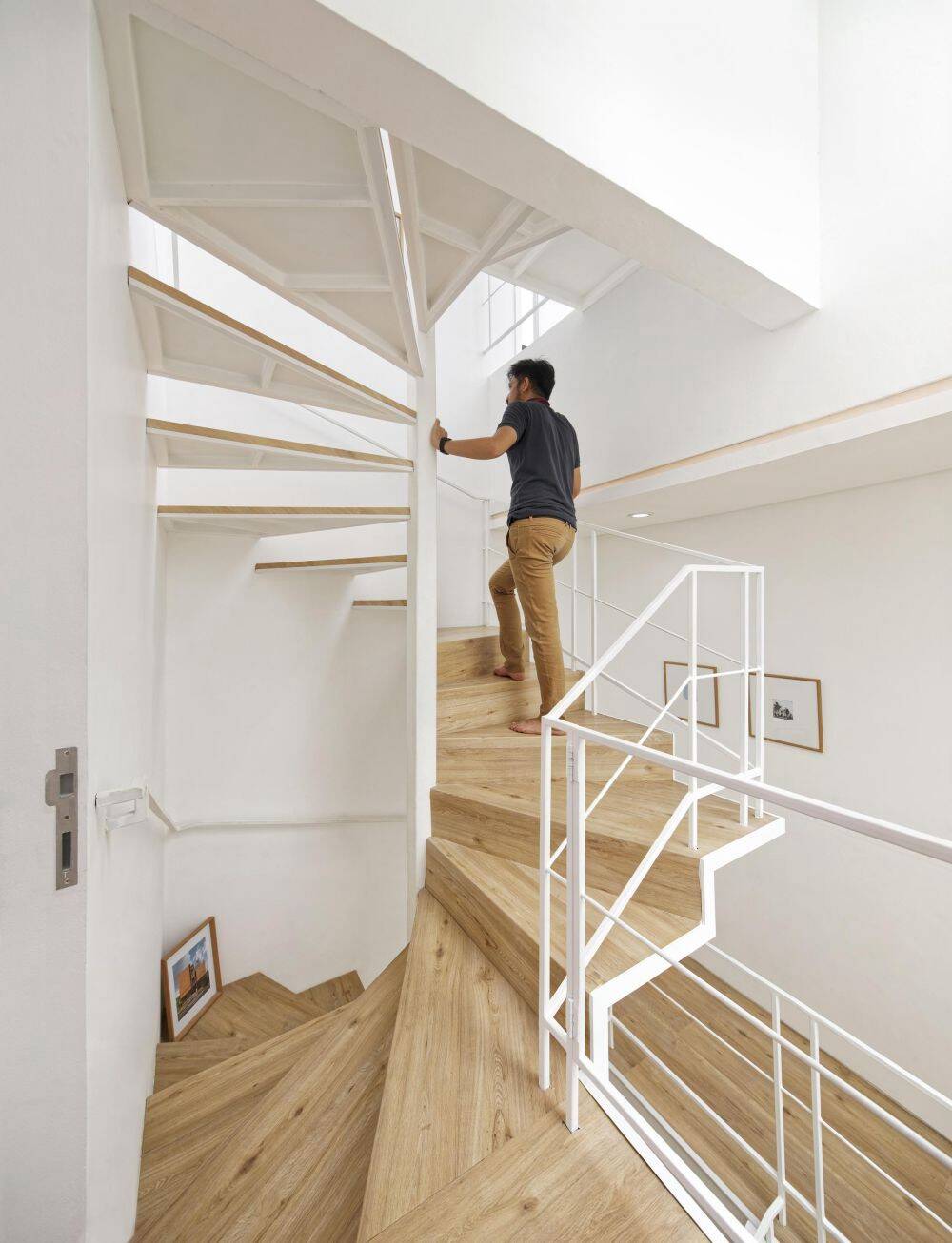 Nằm trên khu đất chỉ 60m2, Linaya House vẫn đầy đủ tiện nghi và còn có cả góc xanh quanh nhà