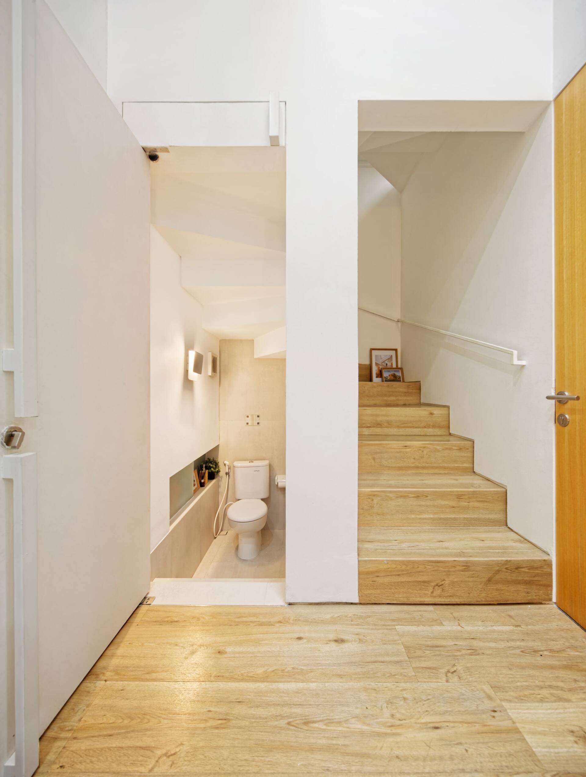 Nằm trên khu đất chỉ 60m2, Linaya House vẫn đầy đủ tiện nghi và còn có cả góc xanh quanh nhà