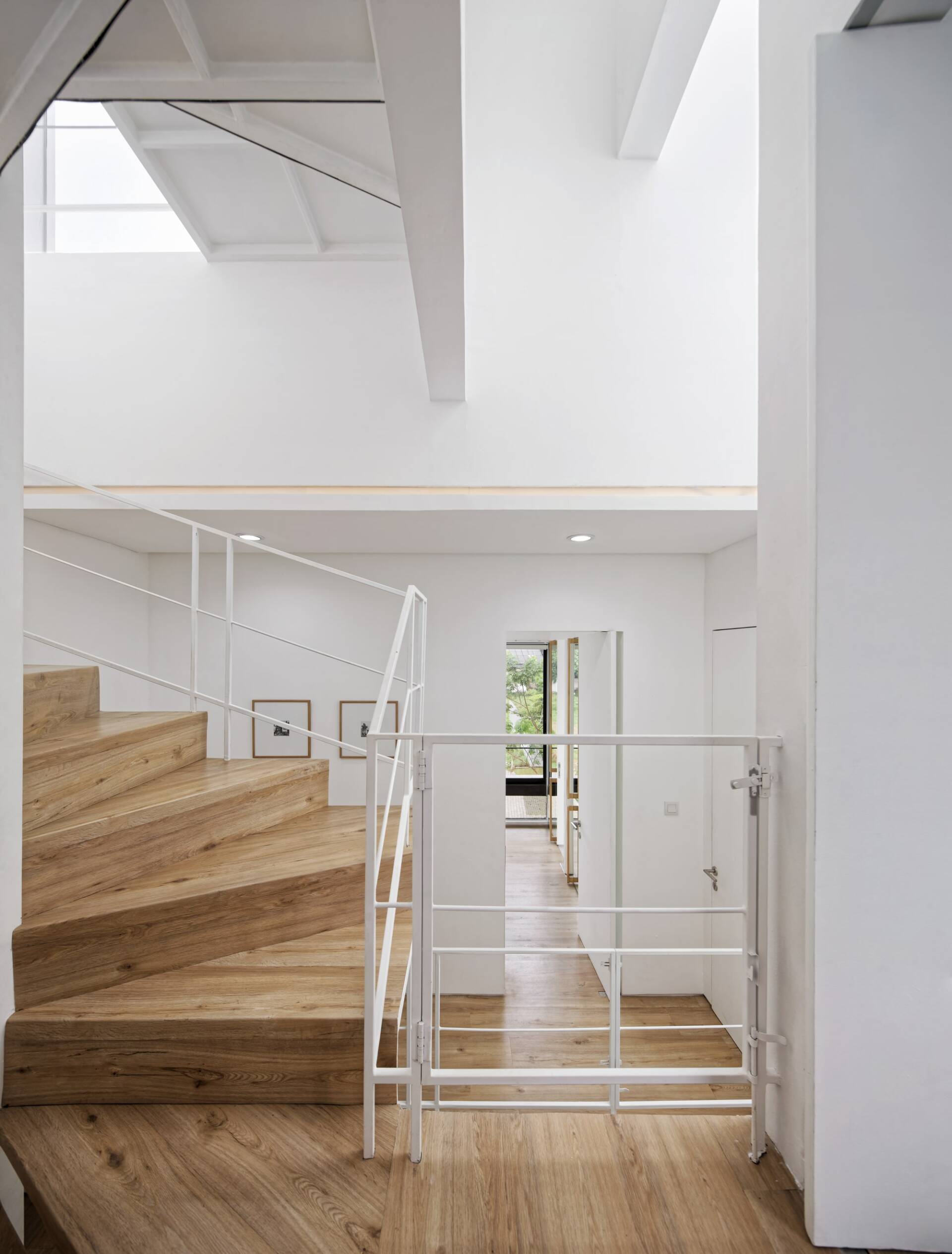 Nằm trên khu đất chỉ 60m2, Linaya House vẫn đầy đủ tiện nghi và còn có cả góc xanh quanh nhà