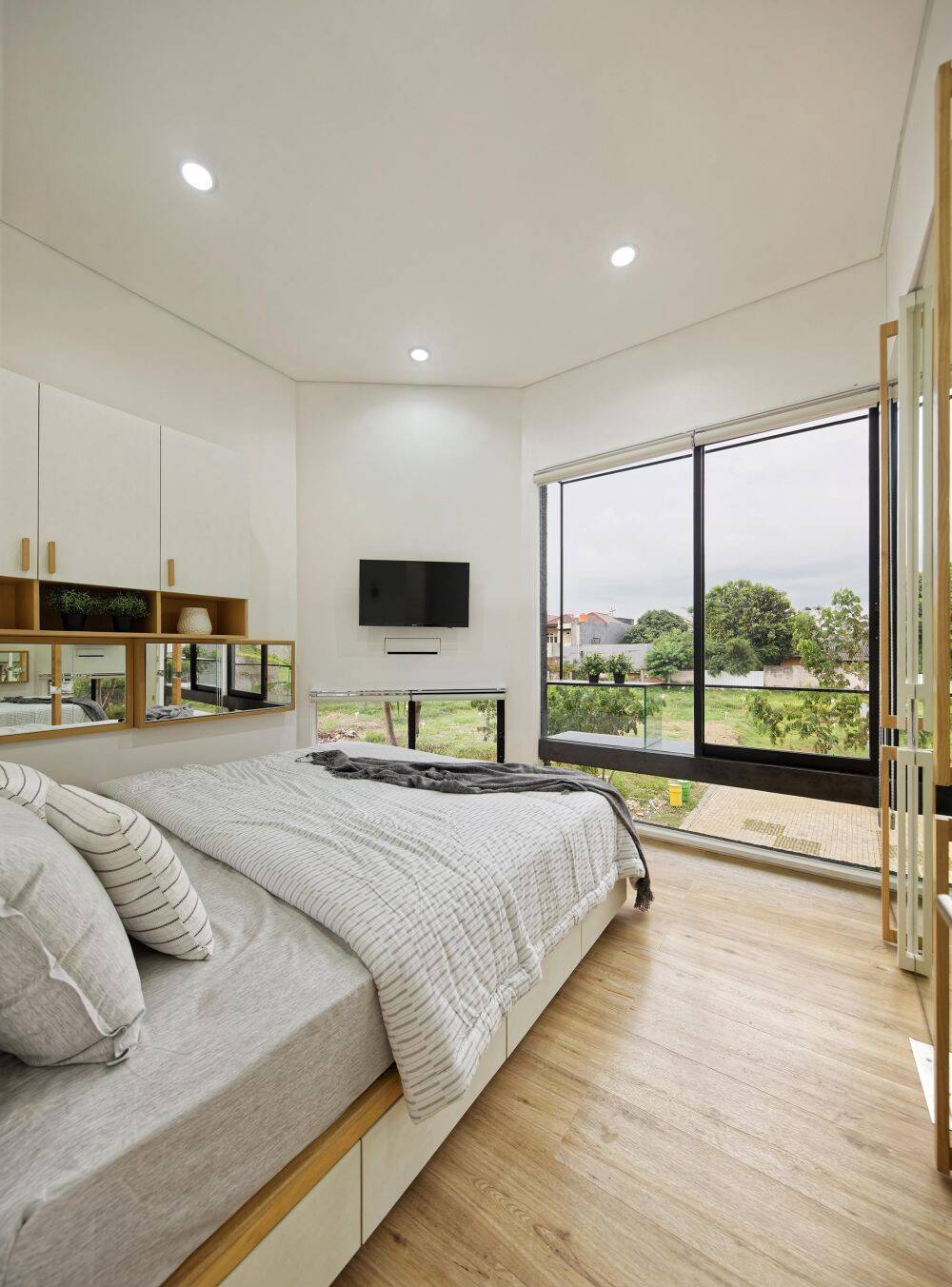 Nằm trên khu đất chỉ 60m2, Linaya House vẫn đầy đủ tiện nghi và còn có cả góc xanh quanh nhà