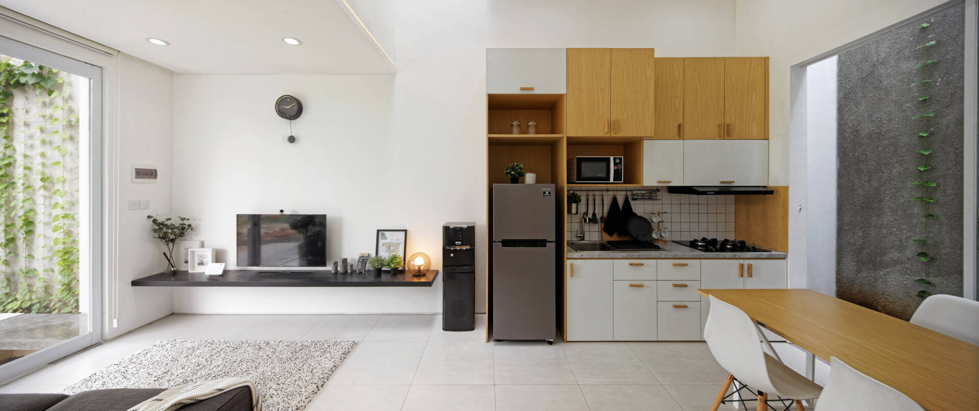 Nằm trên khu đất chỉ 60m2, Linaya House vẫn đầy đủ tiện nghi và còn có cả góc xanh quanh nhà