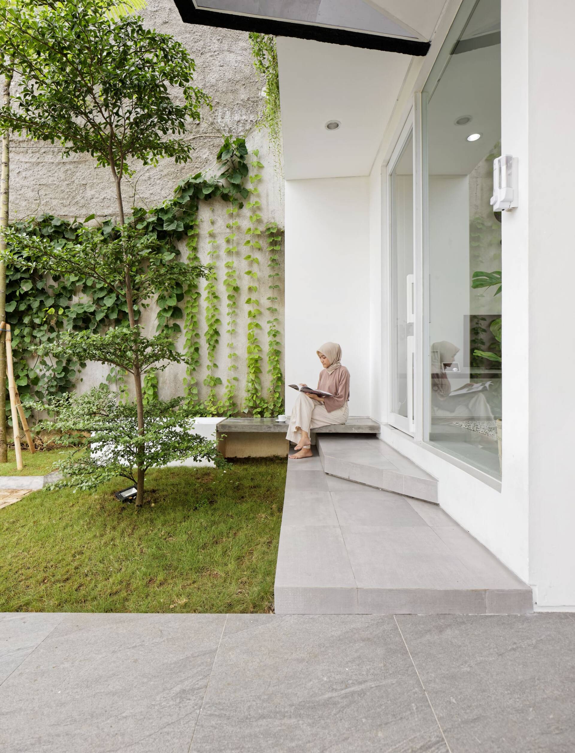 Nằm trên khu đất chỉ 60m2, Linaya House vẫn đầy đủ tiện nghi và còn có cả góc xanh quanh nhà