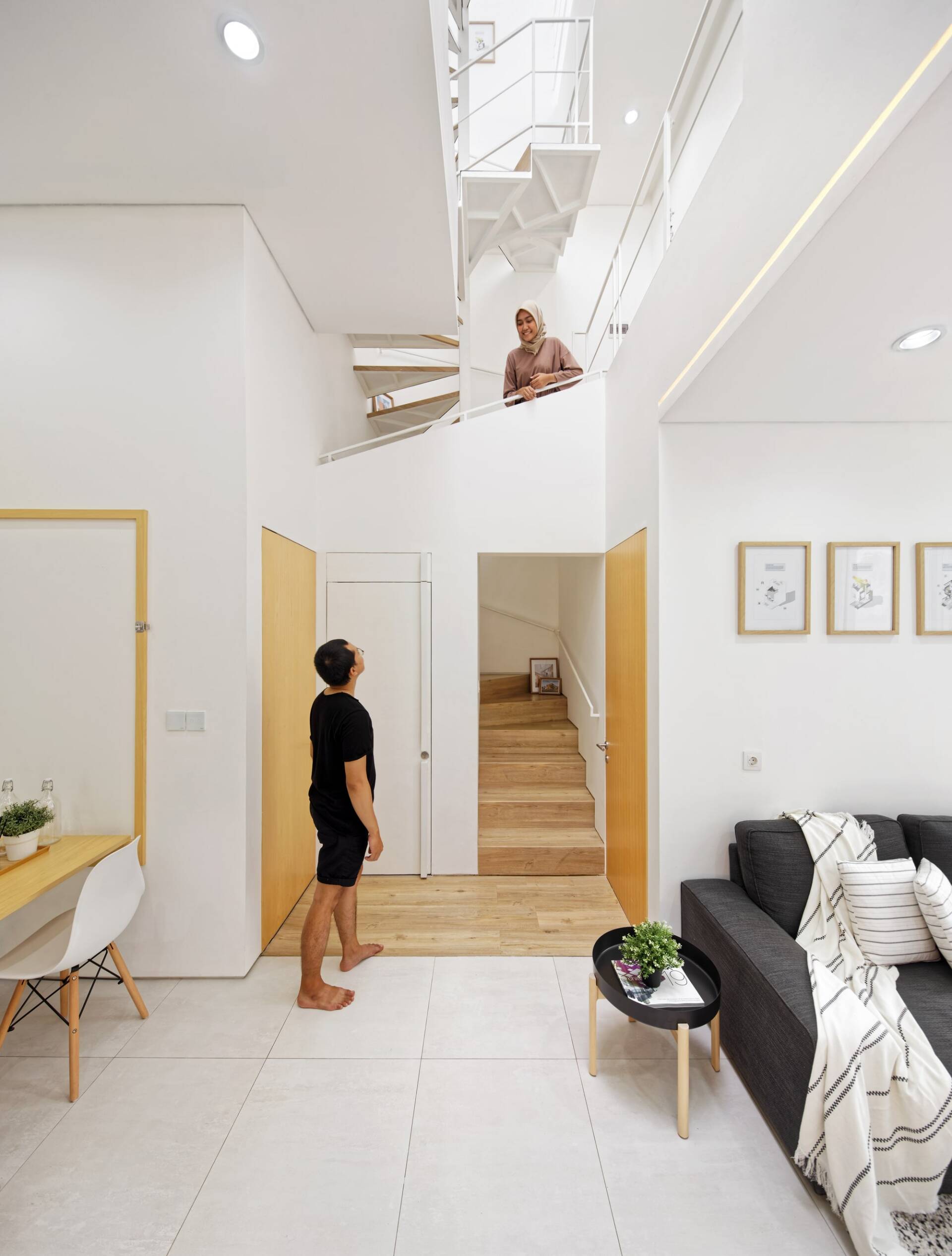 Nằm trên khu đất chỉ 60m2, Linaya House vẫn đầy đủ tiện nghi và còn có cả góc xanh quanh nhà