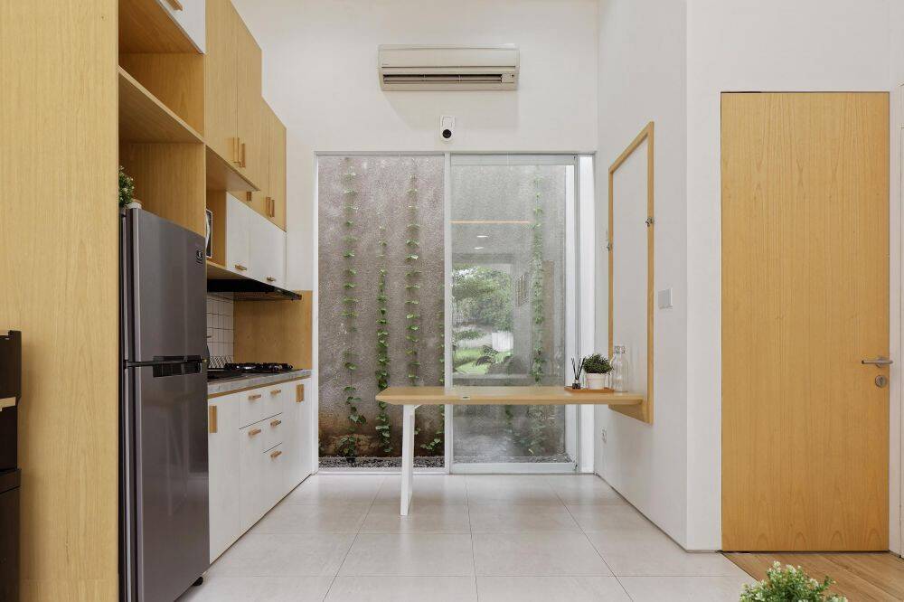 Nằm trên khu đất chỉ 60m2, Linaya House vẫn đầy đủ tiện nghi và còn có cả góc xanh quanh nhà