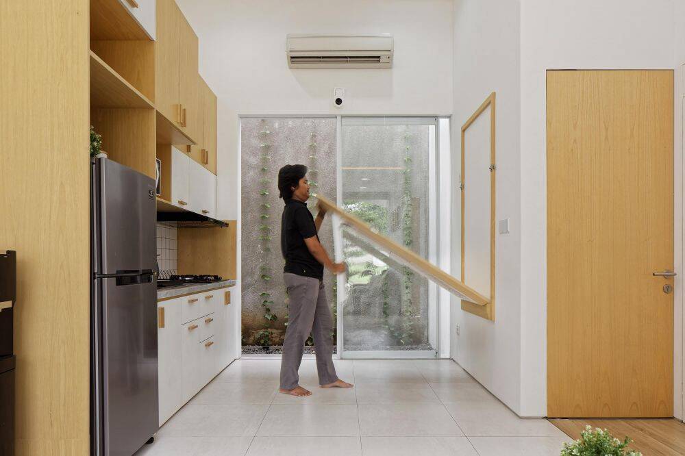 Nằm trên khu đất chỉ 60m2, Linaya House vẫn đầy đủ tiện nghi và còn có cả góc xanh quanh nhà