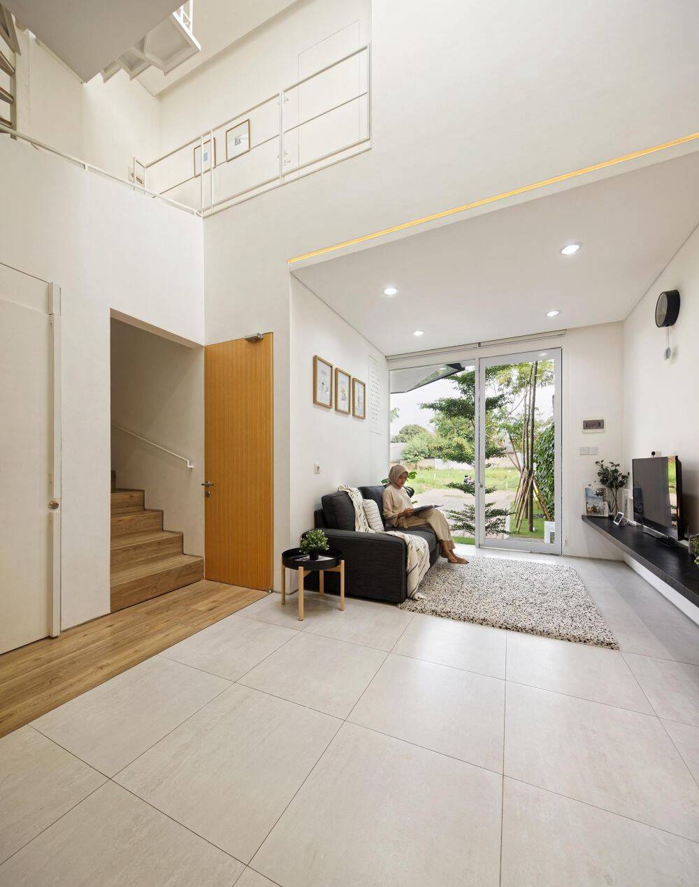 Nằm trên khu đất chỉ 60m2, Linaya House vẫn đầy đủ tiện nghi và còn có cả góc xanh quanh nhà