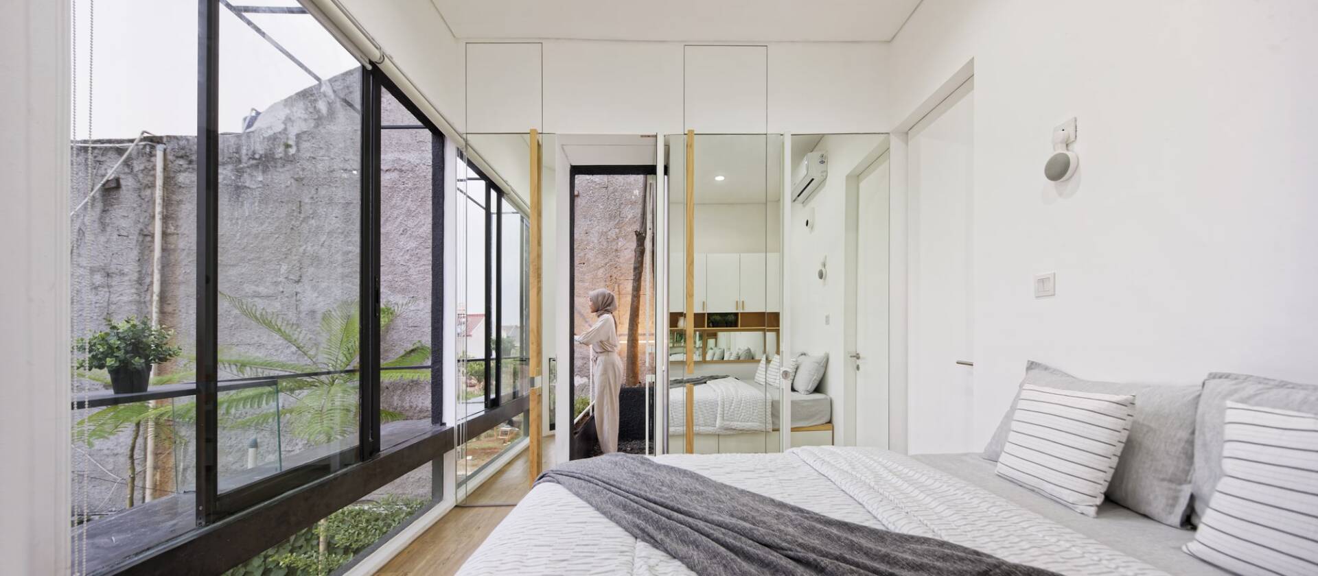 Nằm trên khu đất chỉ 60m2, Linaya House vẫn đầy đủ tiện nghi và còn có cả góc xanh quanh nhà