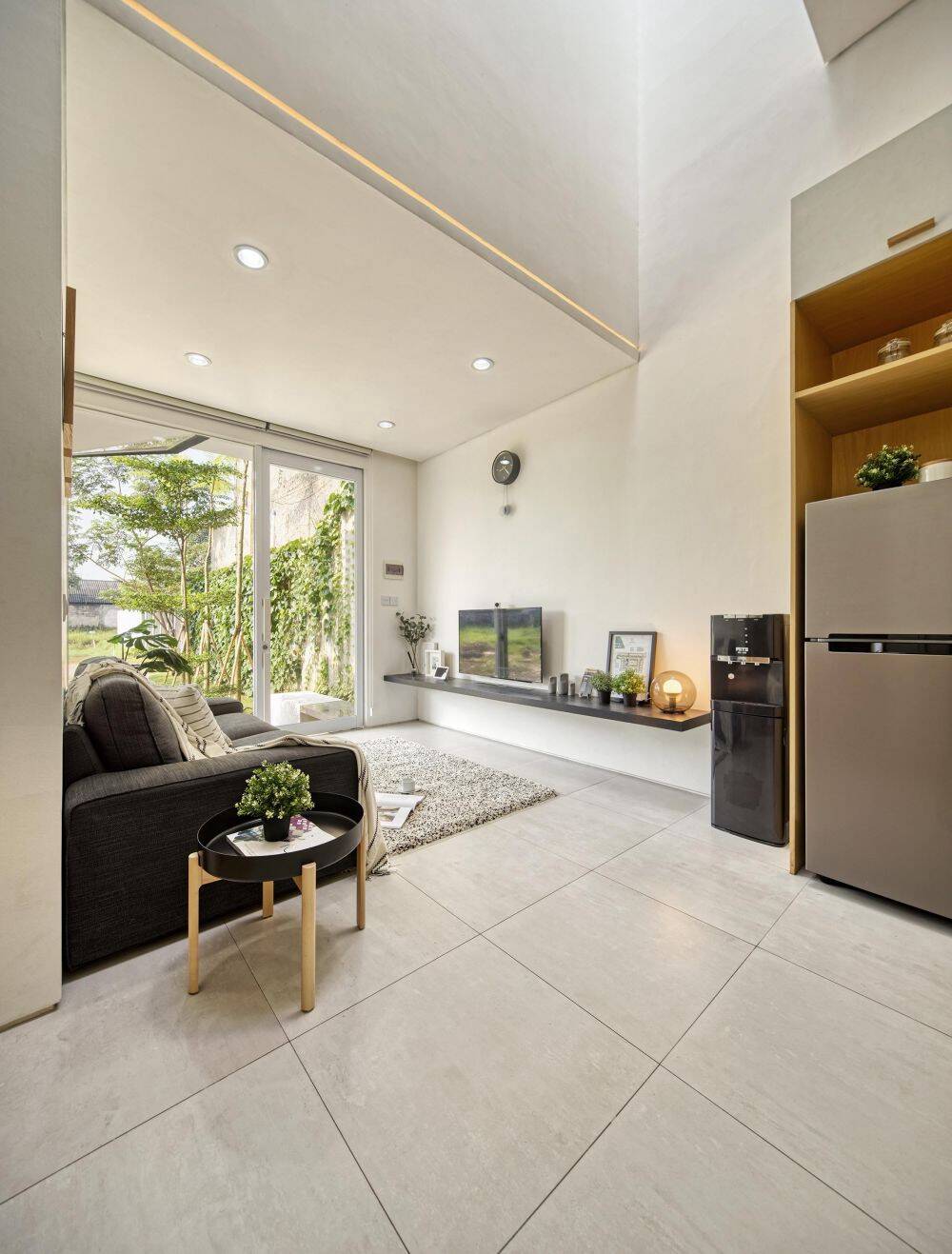 Nằm trên khu đất chỉ 60m2, Linaya House vẫn đầy đủ tiện nghi và còn có cả góc xanh quanh nhà