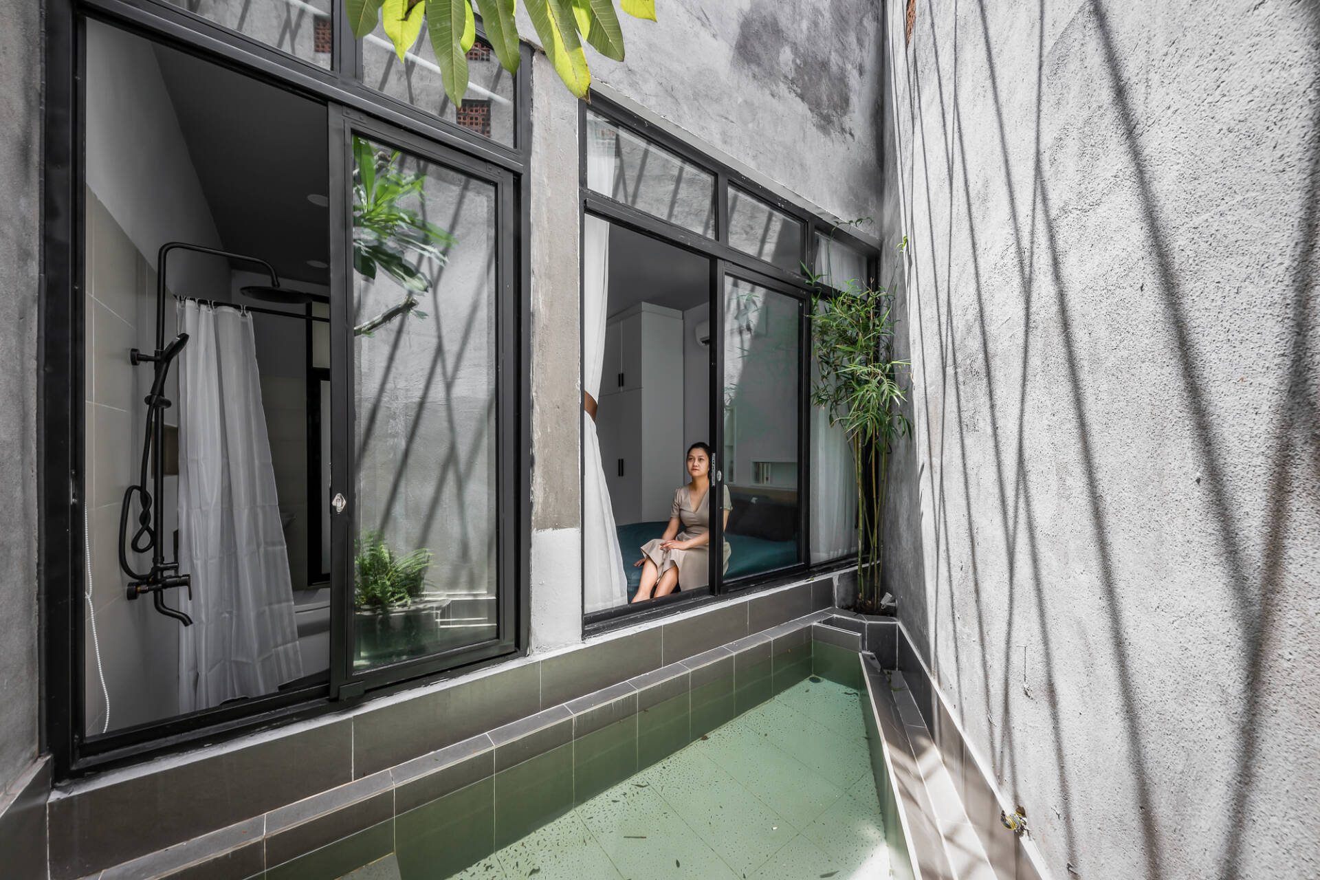 Nhà 94m2 không có phòng khách của cặp vợ chồng trẻ tại Đồng Nai, gây ấn tượng bởi 3 khoảng sân trong xanh mát