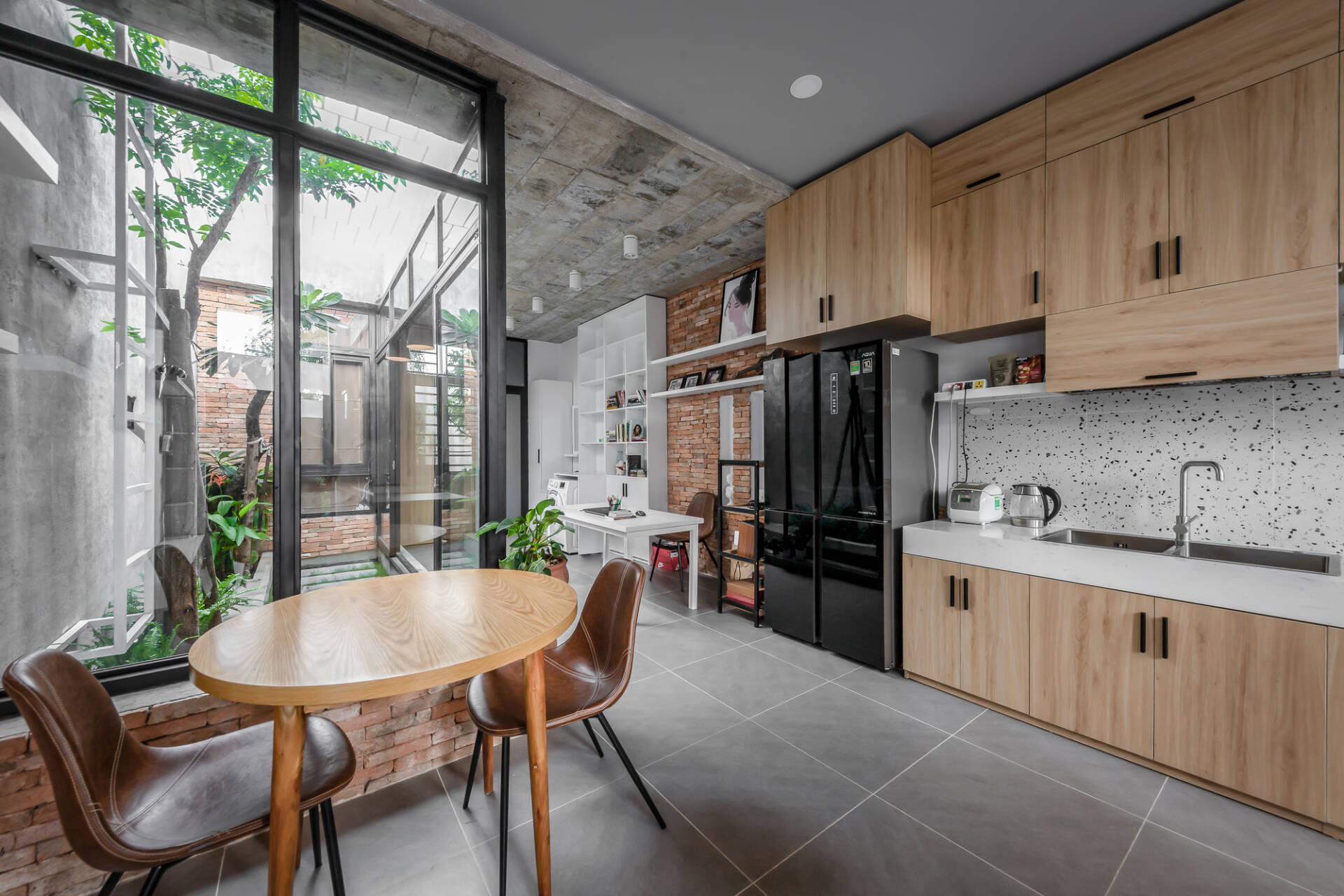 Nhà 94m2 không có phòng khách của cặp vợ chồng trẻ tại Đồng Nai, gây ấn tượng bởi 3 khoảng sân trong xanh mát
