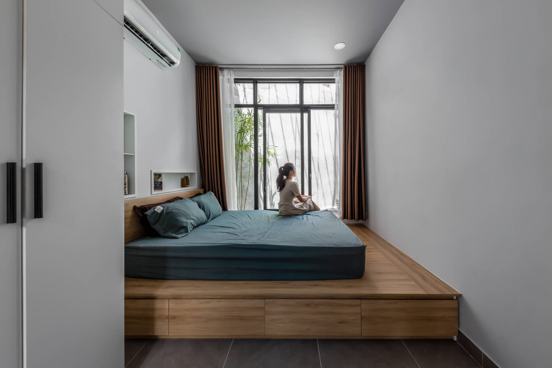 Nhà 94m2 không có phòng khách của cặp vợ chồng trẻ tại Đồng Nai, gây ấn tượng bởi 3 khoảng sân trong xanh mát