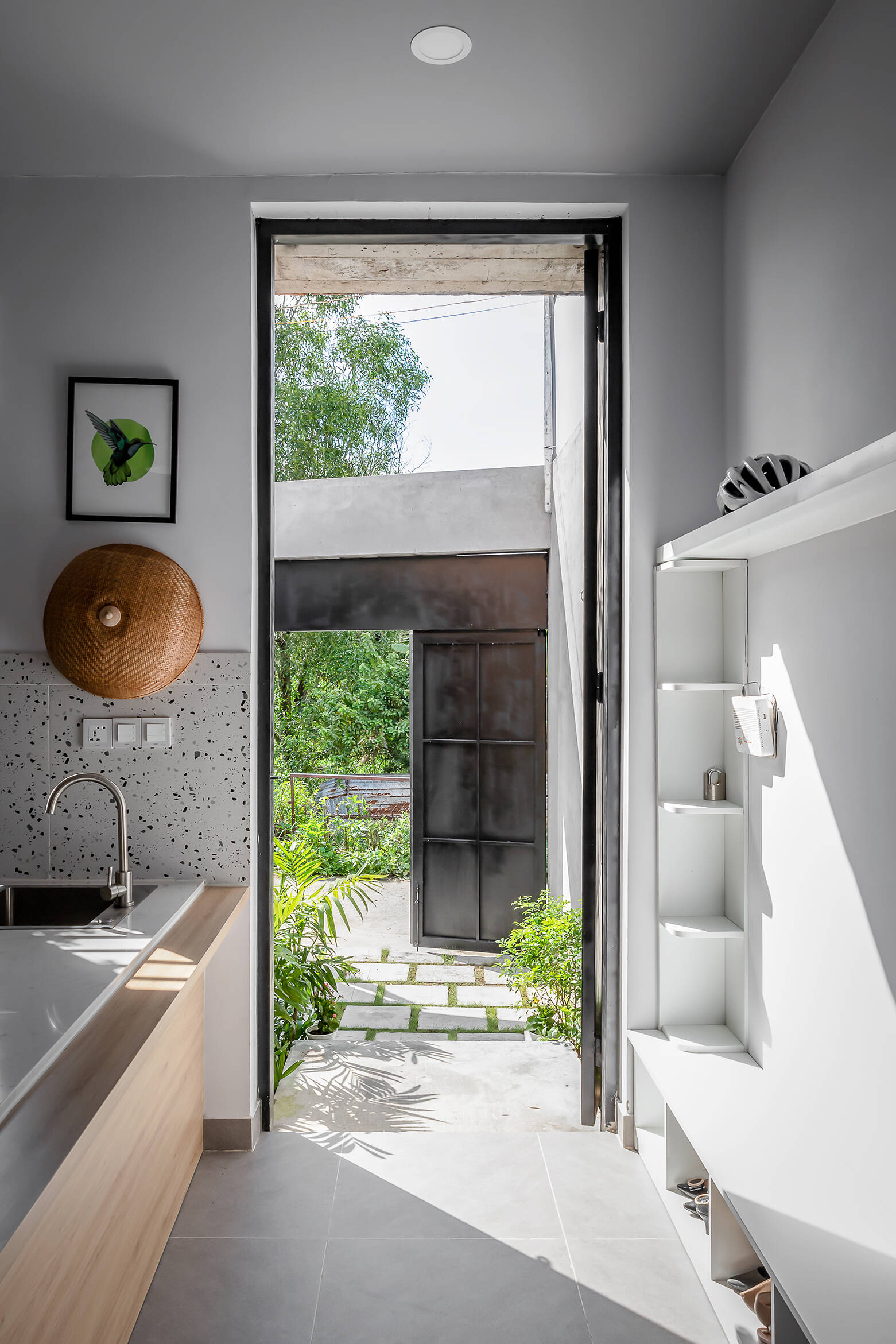 Nhà 94m2 không có phòng khách của cặp vợ chồng trẻ tại Đồng Nai, gây ấn tượng bởi 3 khoảng sân trong xanh mát