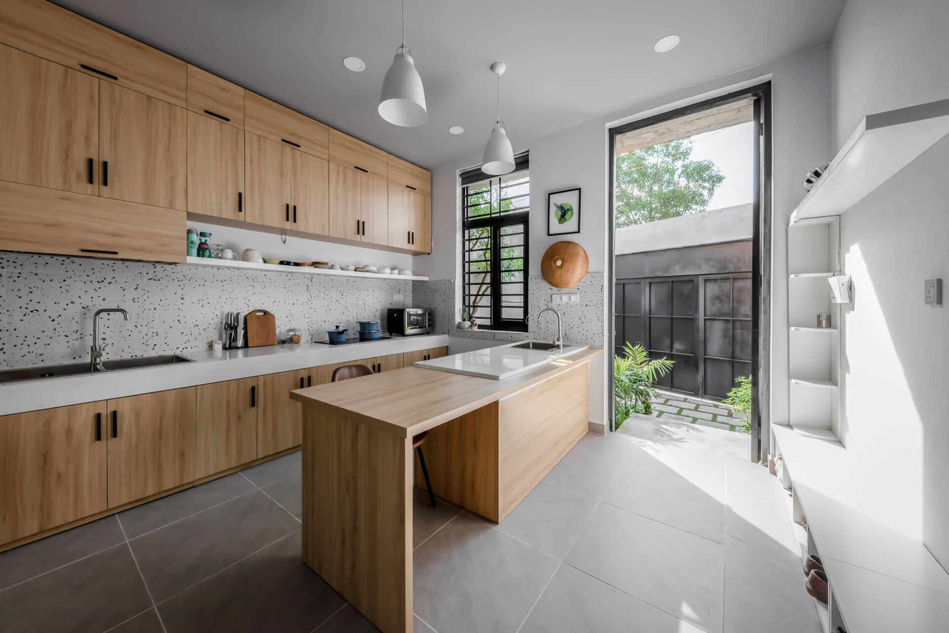Nhà 94m2 không có phòng khách của cặp vợ chồng trẻ tại Đồng Nai, gây ấn tượng bởi 3 khoảng sân trong xanh mát