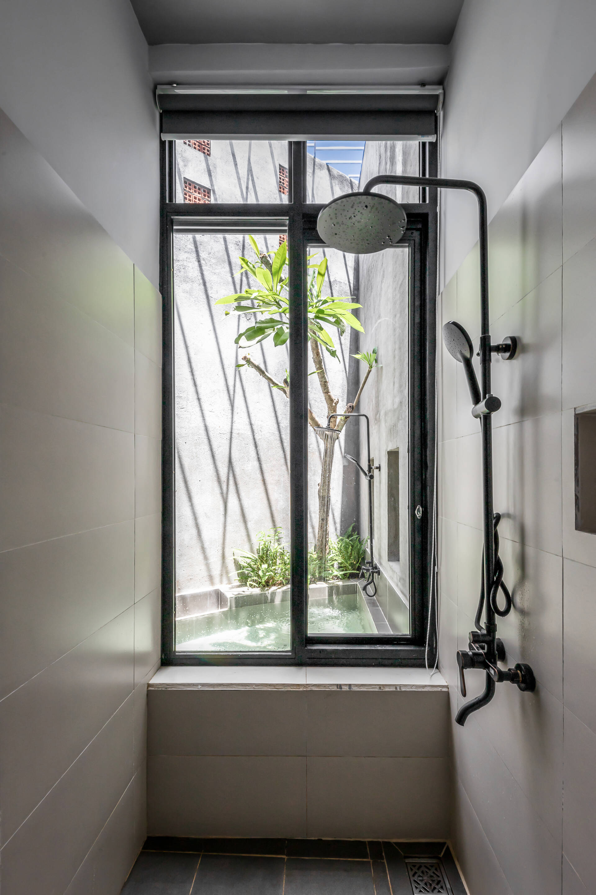 Nhà 94m2 không có phòng khách của cặp vợ chồng trẻ tại Đồng Nai, gây ấn tượng bởi 3 khoảng sân trong xanh mát
