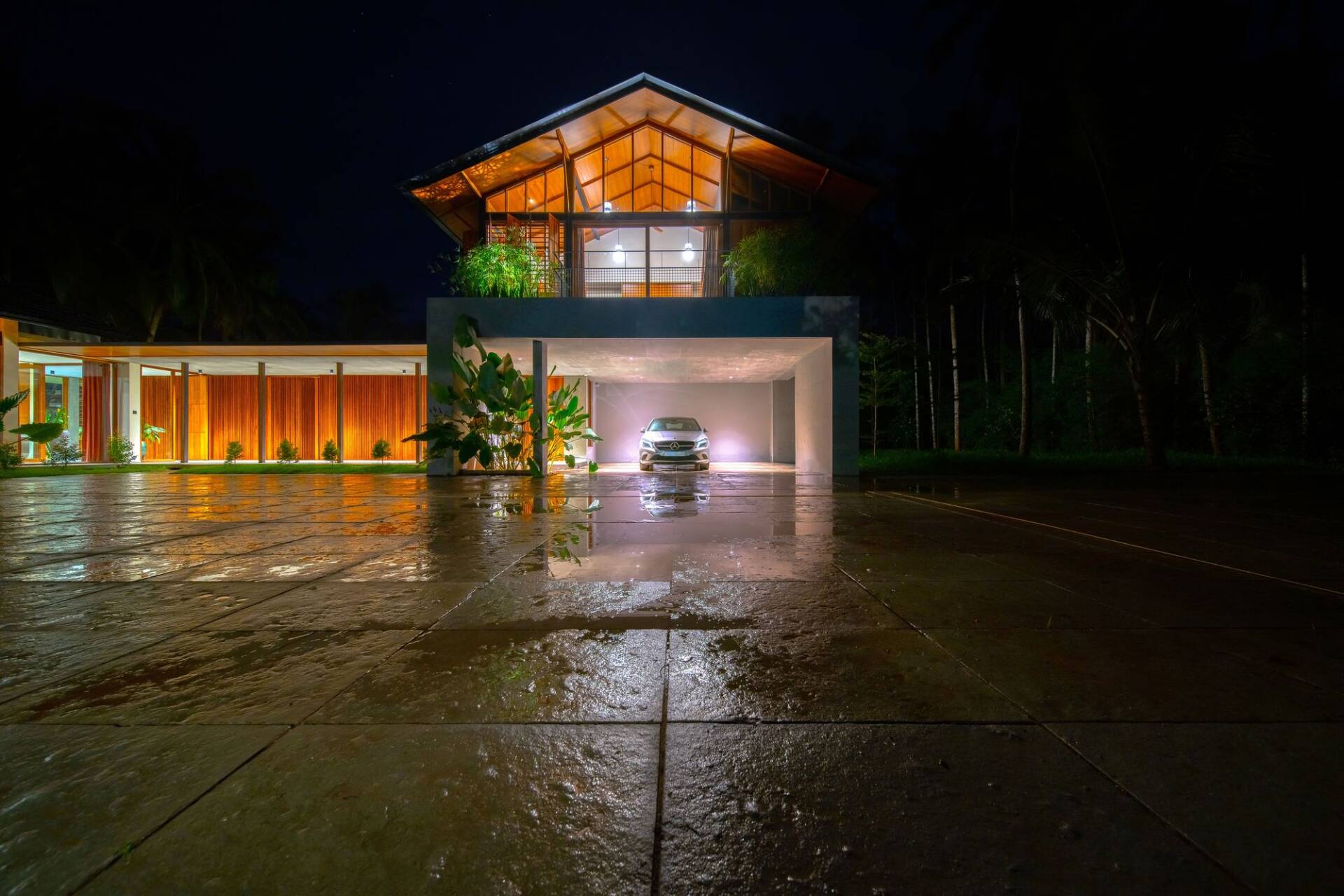 Overture House rộng 929m2 tọa lạc tại Payyoli Kerala