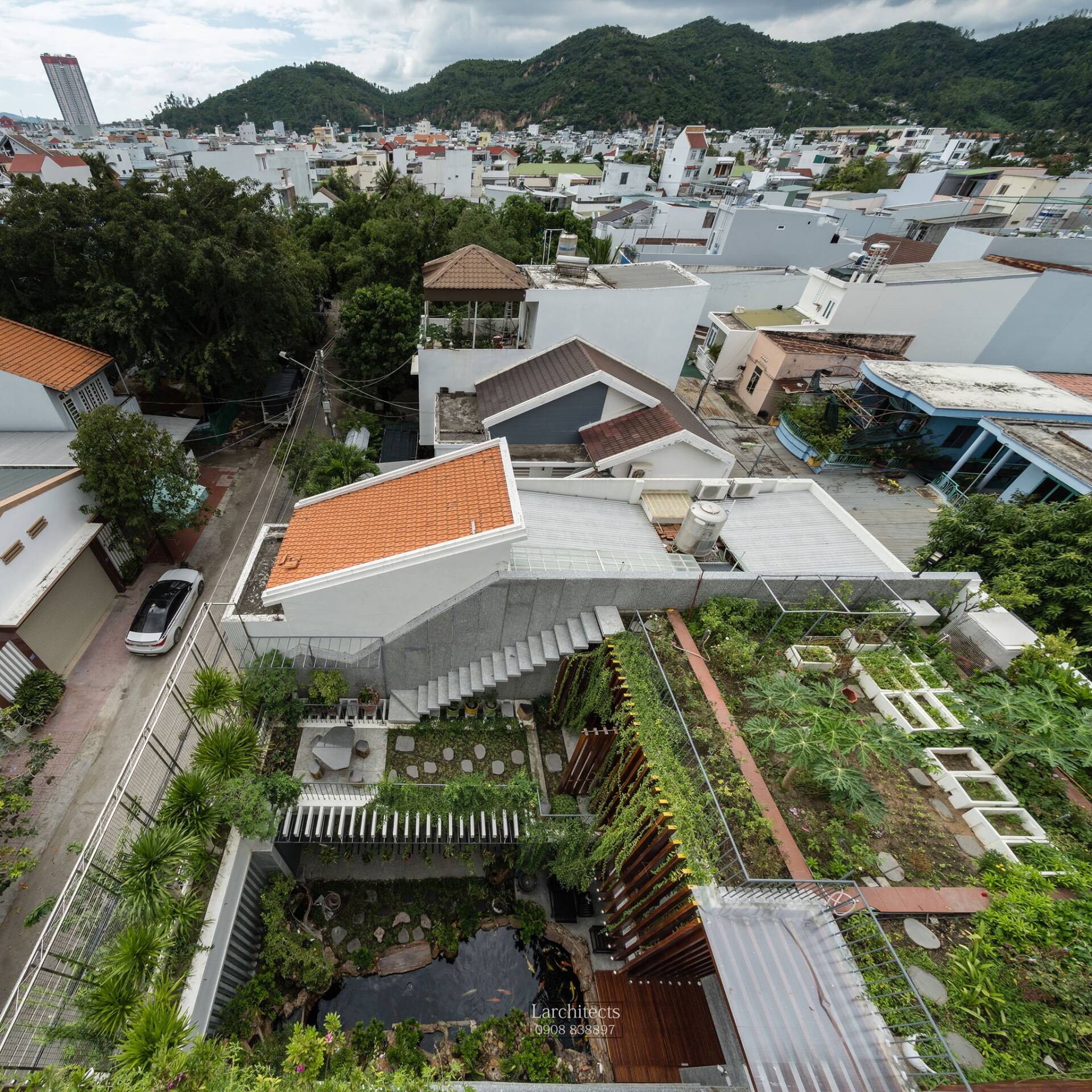 Gia chủ Nha Trang cải tạo hẳn 2 căn nhà để thỏa mãn thú vui điền viên, nuôi cá ngay giữa lòng thành phố