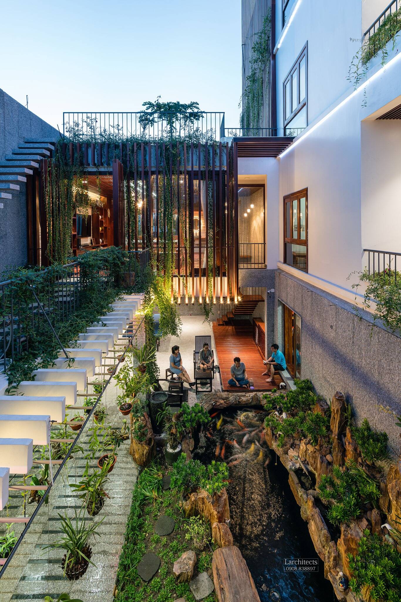 Gia chủ Nha Trang cải tạo hẳn 2 căn nhà để thỏa mãn thú vui điền viên, nuôi cá ngay giữa lòng thành phố