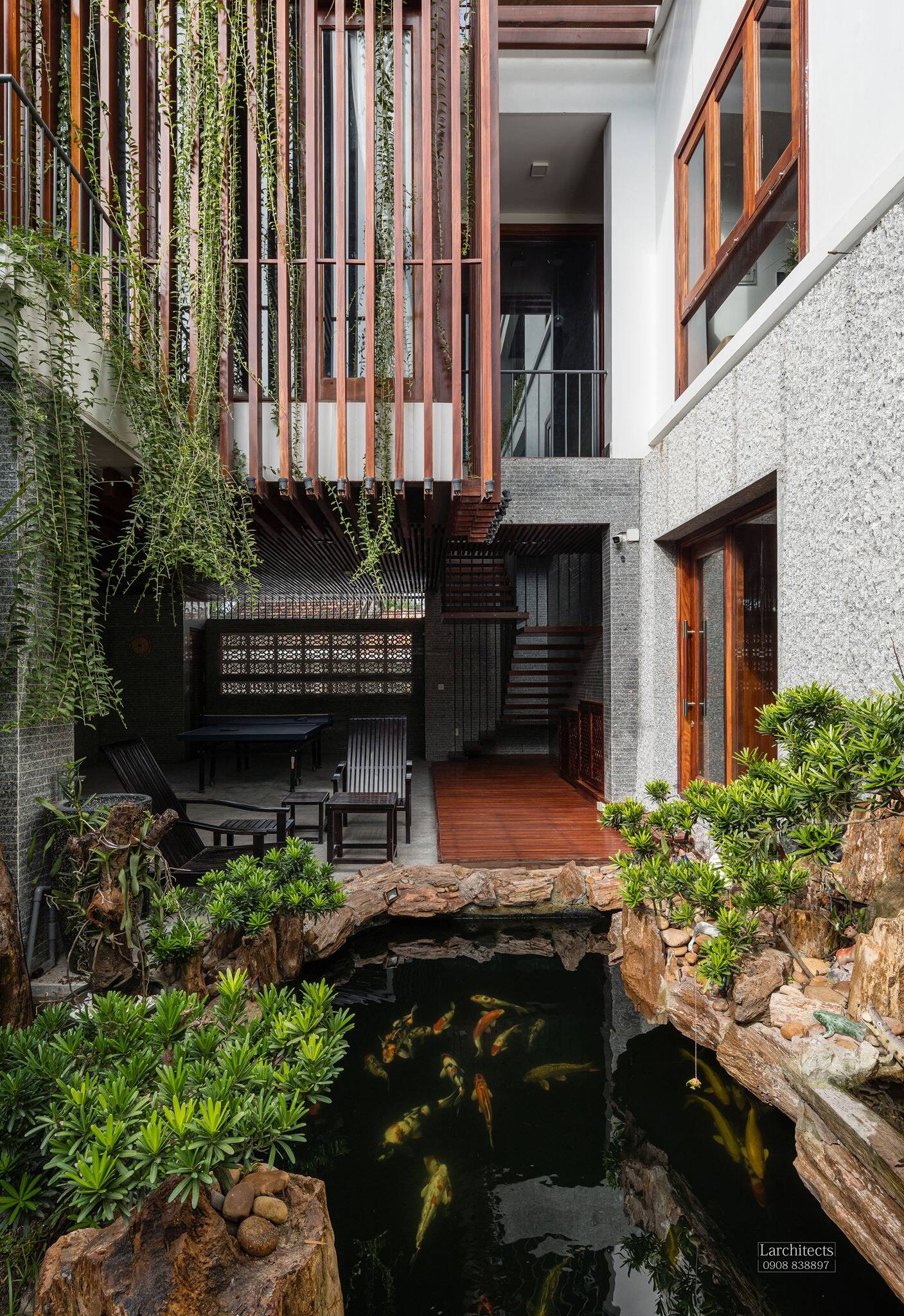 Gia chủ Nha Trang cải tạo hẳn 2 căn nhà để thỏa mãn thú vui điền viên, nuôi cá ngay giữa lòng thành phố