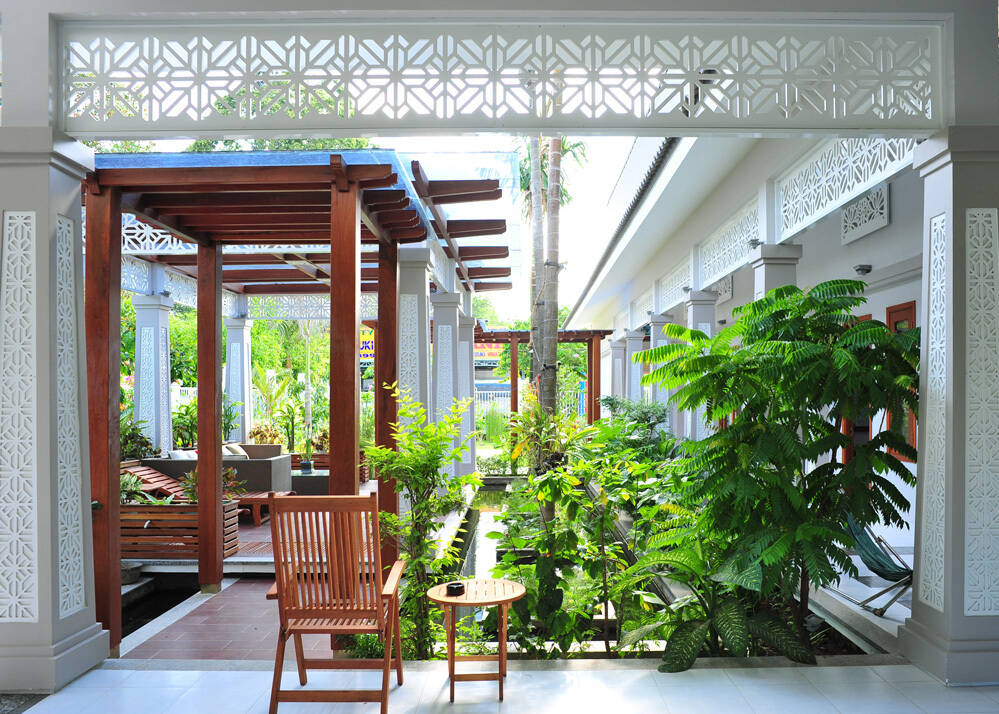 Nhà 1 tầng ở Trà Vinh dành hẳn 450m2 diện tích cho sân vườn xanh mướt, phần lớn hành lang đều ở ngoài trời