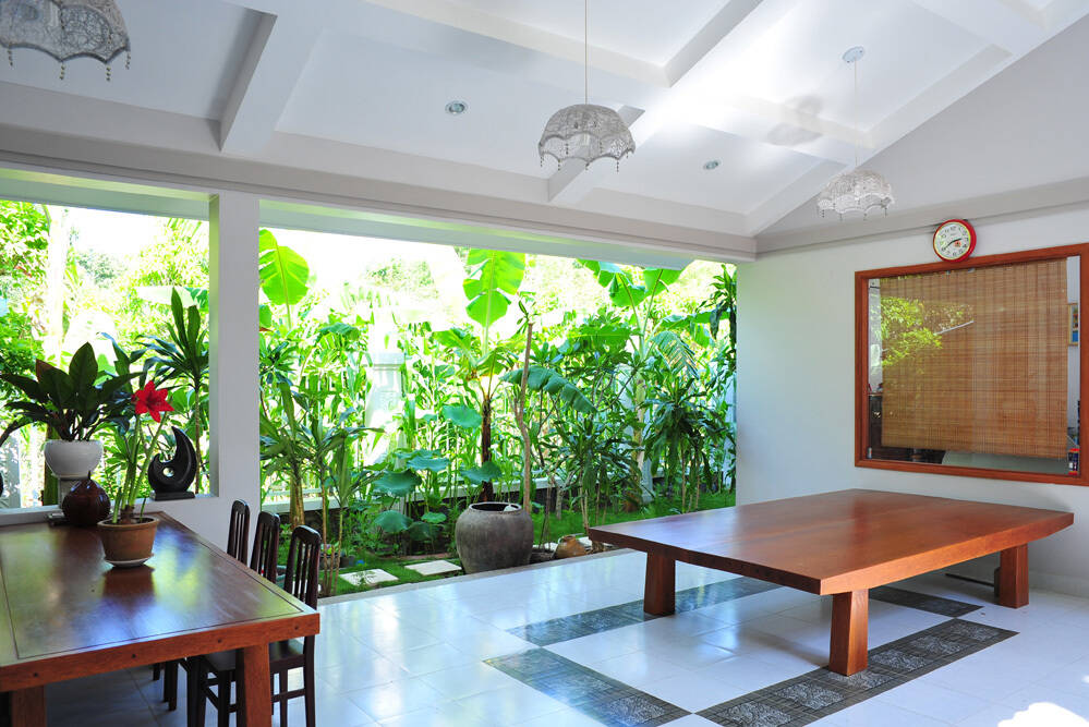 Nhà 1 tầng ở Trà Vinh dành hẳn 450m2 diện tích cho sân vườn xanh mướt, phần lớn hành lang đều ở ngoài trời