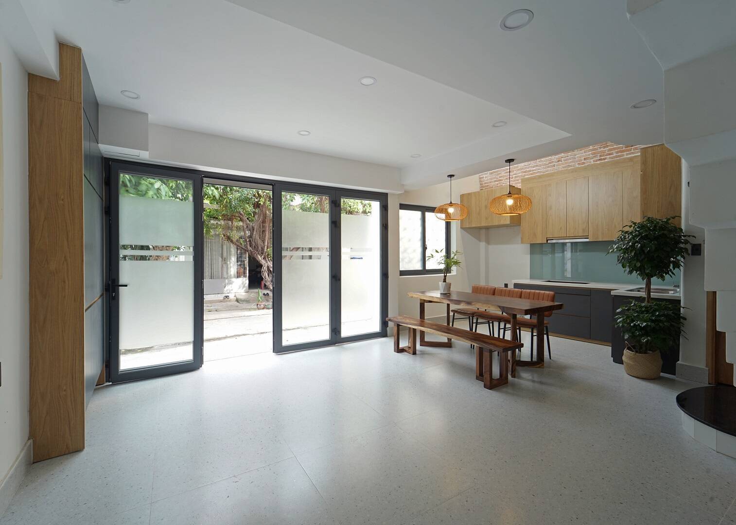 alt='Chưa rộng tới 50m2, 5 nhà Việt sau vẫn sở hữu những khoảng xanh mát và công năng tiện nghi bất ngờ'