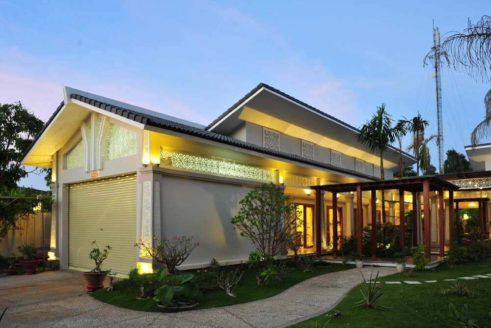 Nhà 1 tầng ở Trà Vinh dành hẳn 450m2 diện tích cho sân vườn xanh mướt, phần lớn hành lang đều ở ngoài trời
