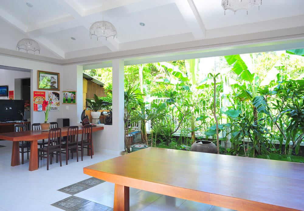 Nhà 1 tầng ở Trà Vinh dành hẳn 450m2 diện tích cho sân vườn xanh mướt, phần lớn hành lang đều ở ngoài trời