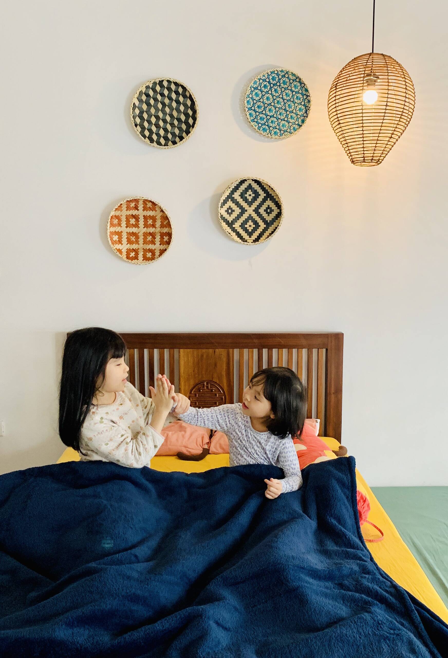 Căn nhà 4 tầng của gia đình nhỏ khiến hai cô con gái phải thốt lên: 