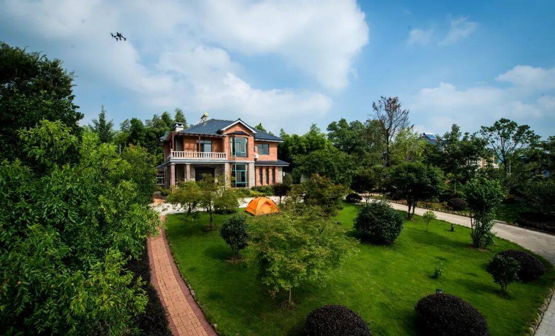 Cô gái 29 tuổi nghỉ việc về quê, xây biệt thự lập nghiệp để được sống gần bố hơn